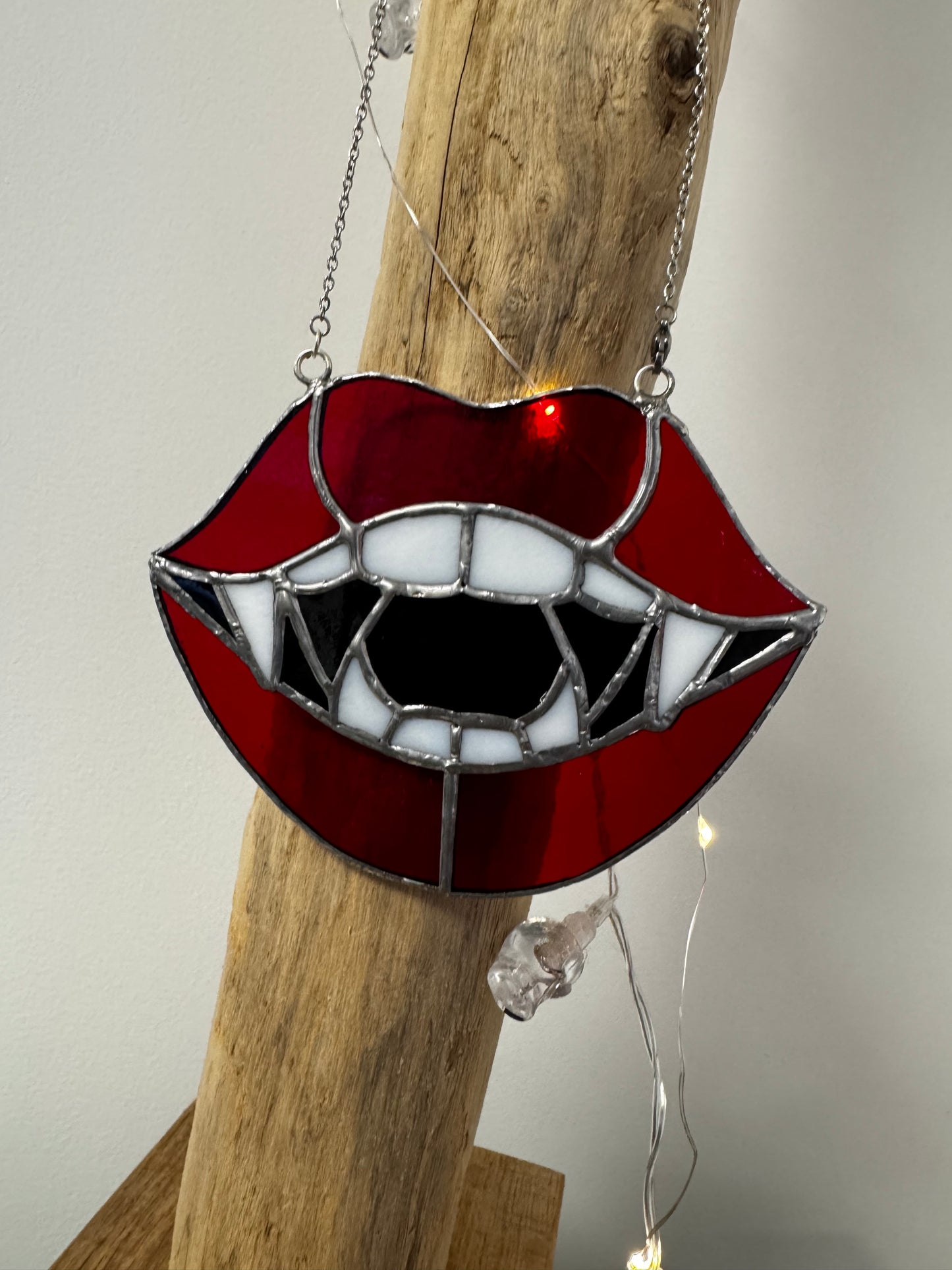 Vitrail décoratif – Lèvres vampiriques