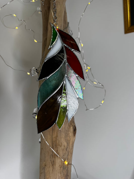 Vitrail suspendu – Plume en verre coloré
