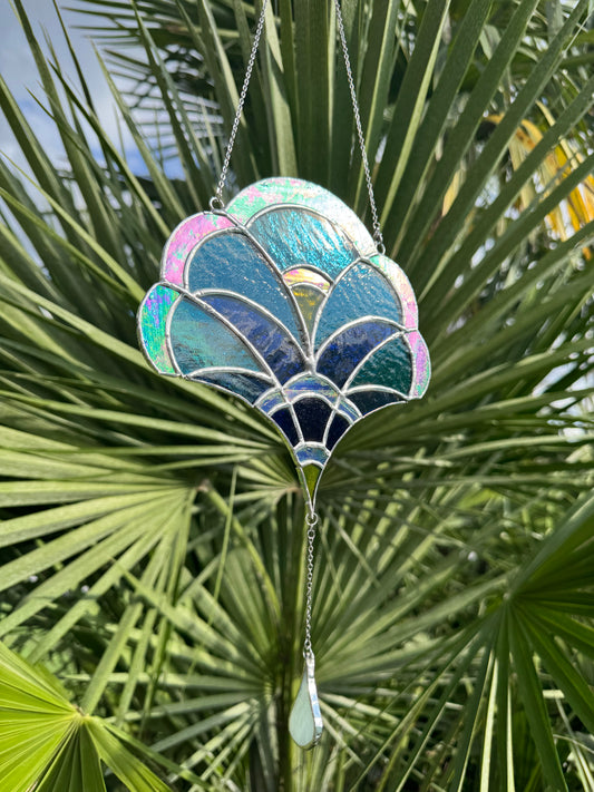 Vitrail Art Déco – Éventail Bleu & Goutte de Lumière