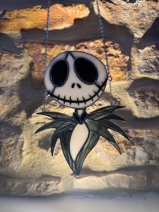 Vitrail “Squelette Élégant” – Suspension en verre artisanal style Tim Burton
