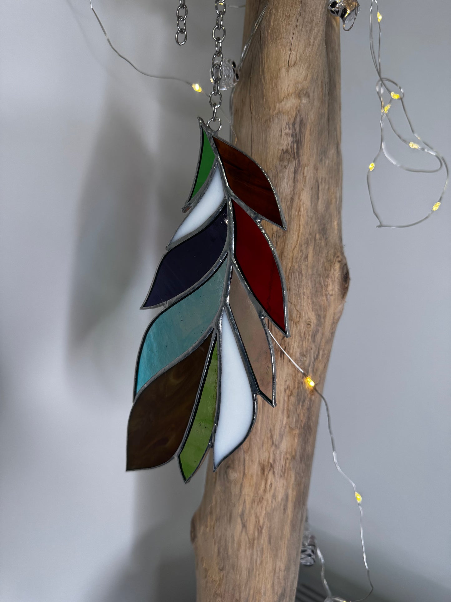 Vitrail suspendu – Plume en verre coloré