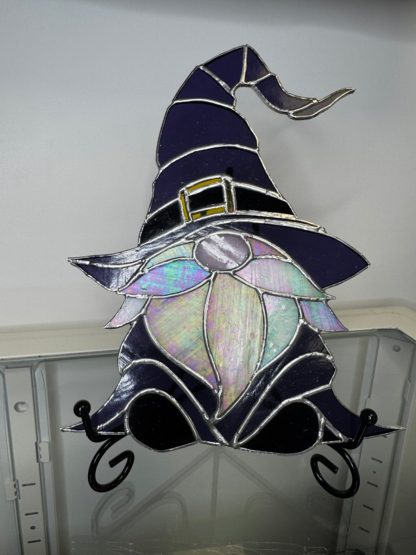Vitrail décoratif – Gnome sorcier au chapeau violet