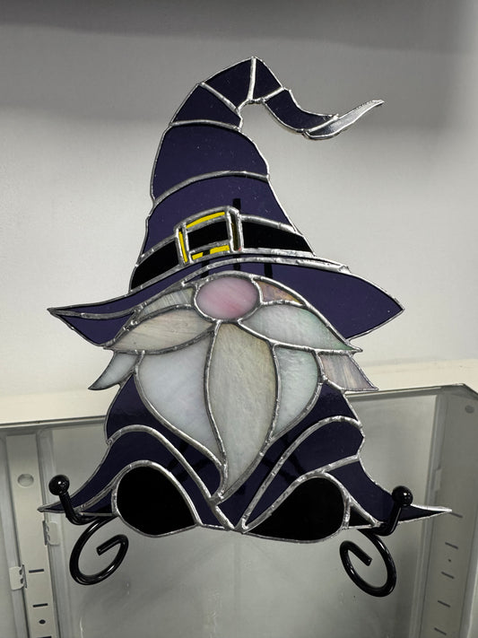 Vitrail décoratif – Gnome sorcier au chapeau violet