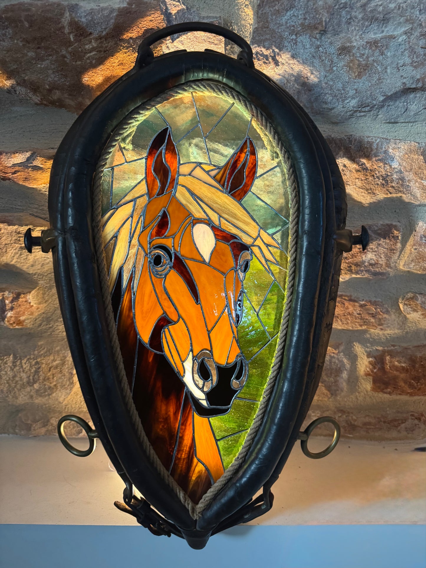 Vitrail lumineux dans collier d’attelage – Pièce artisanale unique