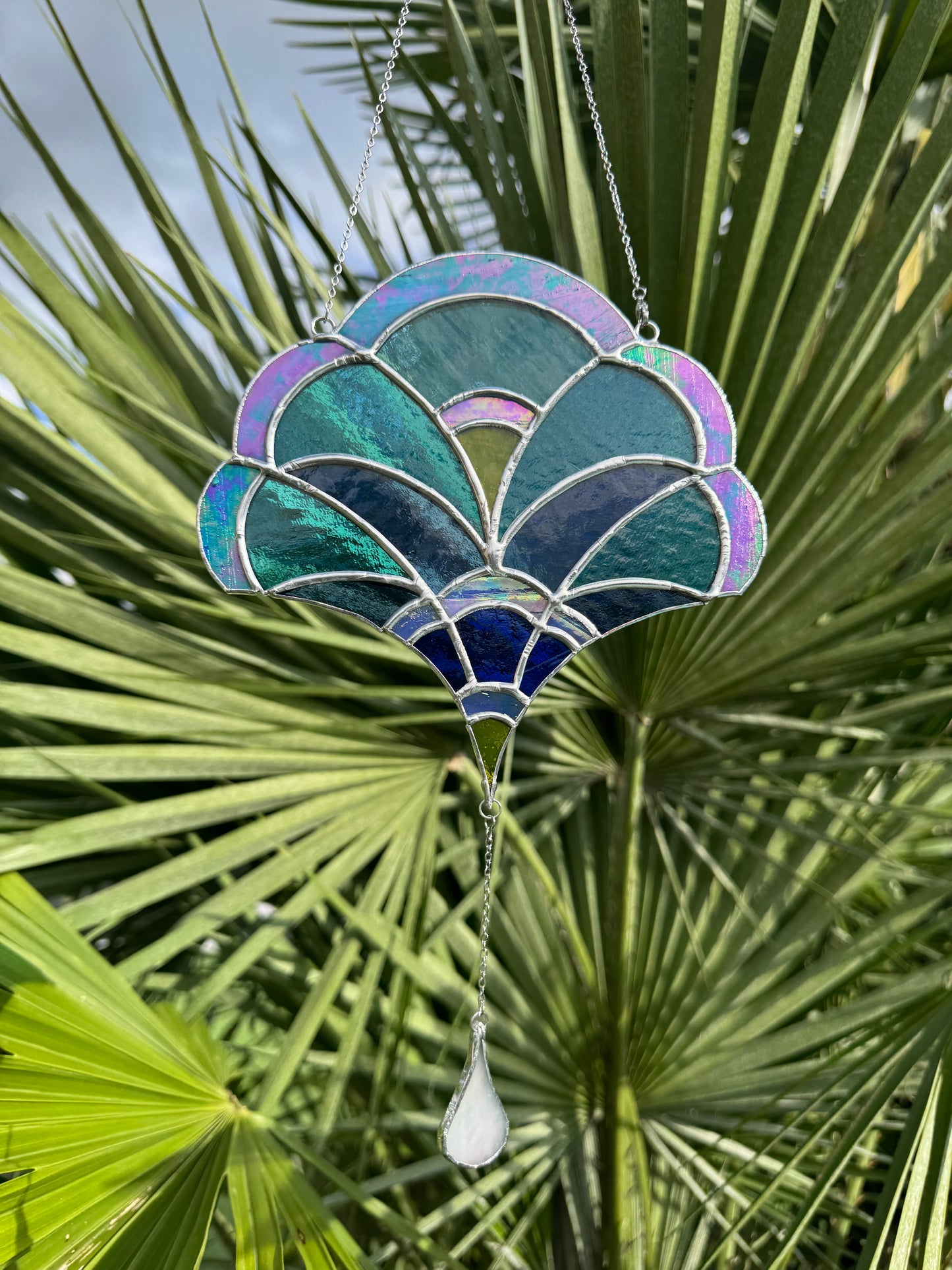 Vitrail Art Déco – Éventail Bleu & Goutte de Lumière