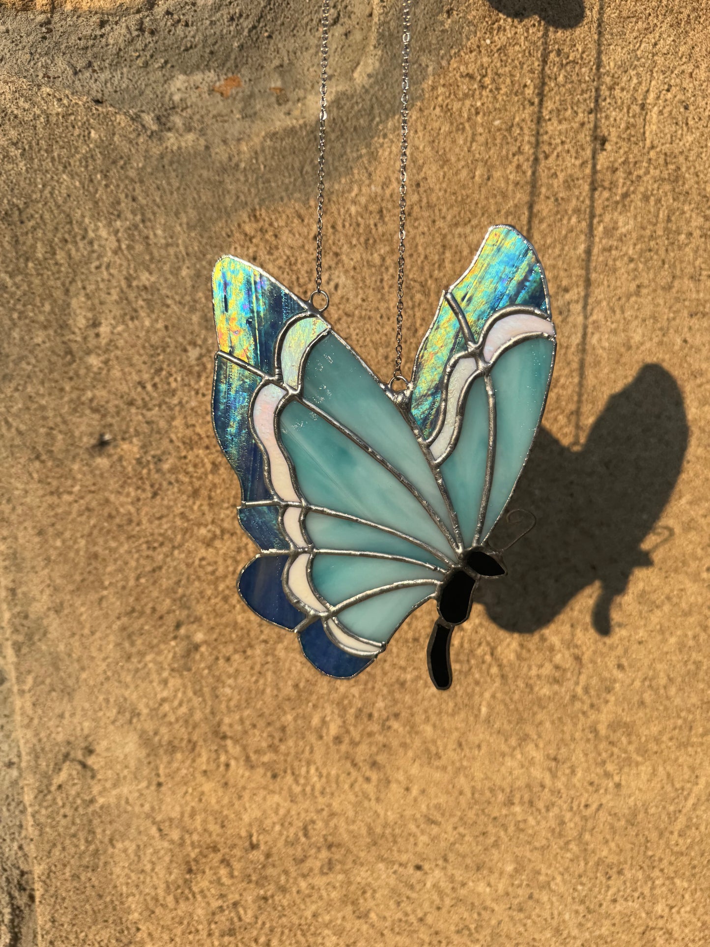 Vitrail artisanal – Papillon bleu irisé